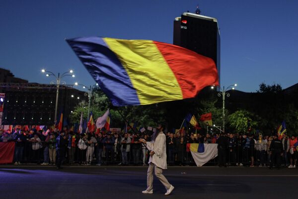 Proteste la București împotriva pașapoartelor COVID și a vaccinării obligatorii - drapelul României - Sputnik Moldova-România