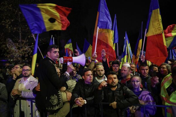 Liderul AUR, George Simion, la protestele de la București împotriva pașapoartelor COVID și a vaccinării obligatorii - Sputnik Moldova-România