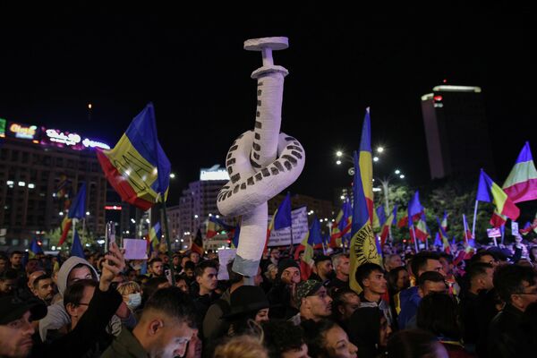 Un machet al unei seringi la protestele de la București împotriva pașapoartelor COVID și a vaccinării obligatorii - Sputnik Moldova-România