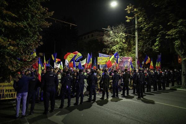 Oameni ai legii la protestele de la București împotriva pașapoartelor COVID și a vaccinării obligatorii - Sputnik Moldova-România