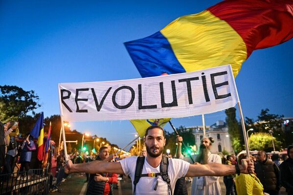 Banner pe care scrie REVOLUȚIE, ținut în mâini de un protestatar la manifestația de la București din 2 octombrie - Sputnik Moldova-România