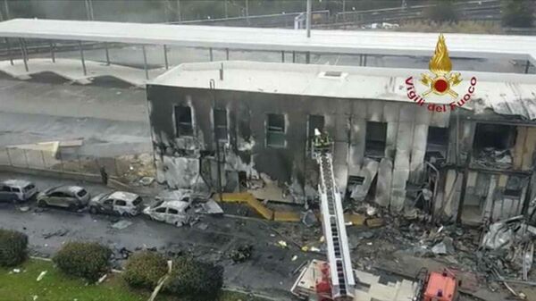 Italy: 8 onboard die after small plane crashes into empty building near Milan - Sputnik Moldova-România