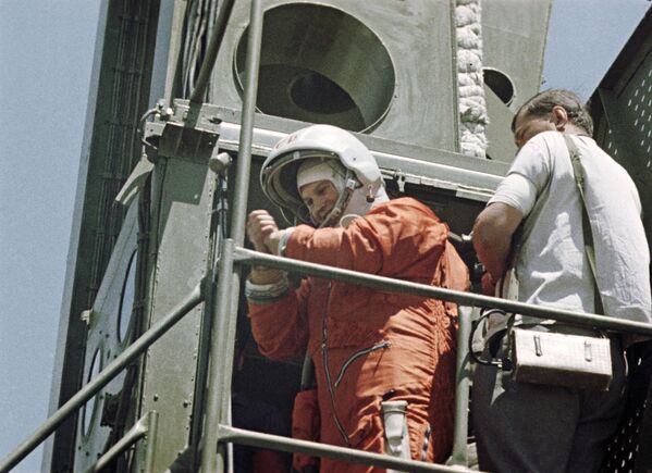 Летчик-космонавт Валентина Терешкова перед стартом - Sputnik Молдова