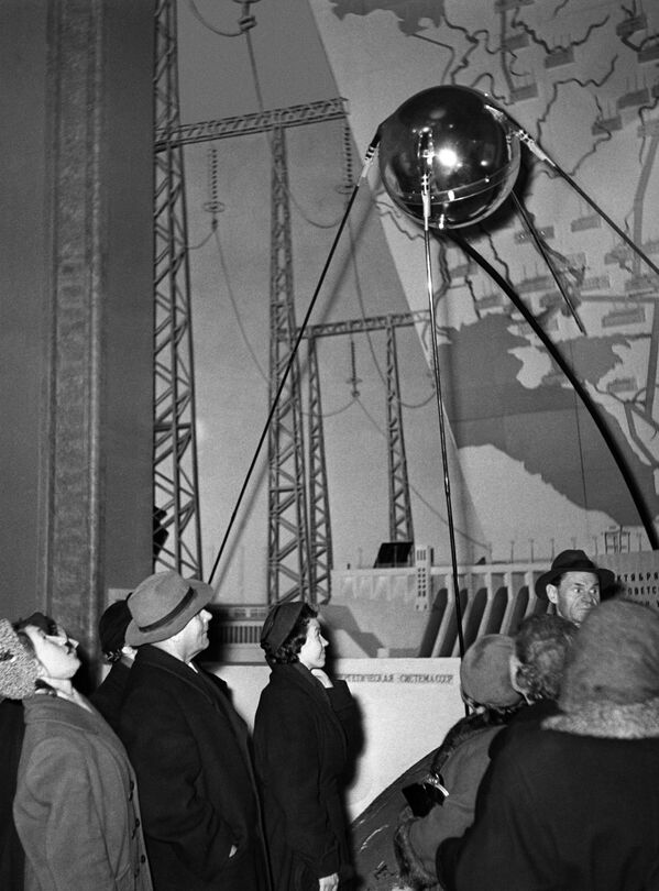 Посетители у копии первого искусственного спутника Земли, запущенного в СССР 4 октября 1957 года - Sputnik Молдова