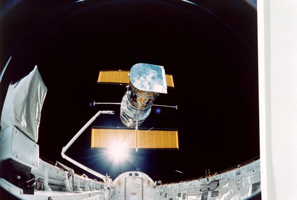 На снимке, сделанном экипажем STS-31 на борту космического корабля &quot;Дискавери&quot;, показан запуск космического телескопа Хаббл 25 апреля 1990 года.  - Sputnik Молдова