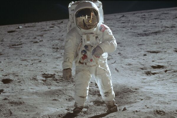 На этой фотографии, предоставленной НАСА 20 июля 1969 года, астронавт Базз Олдрин, пилот лунного модуля, идет по поверхности Луны во время выхода в открытый космос космического корабля &quot;Аполлон-11&quot;. - Sputnik Молдова