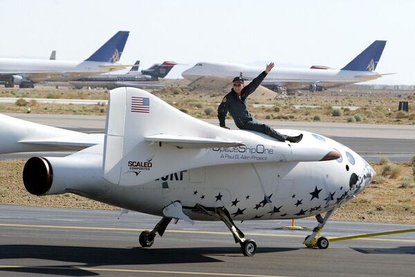 Мелвилл машет рукой, сидя на SpaceShipOne.  Исторический полет, который знаменует собой первый в мире полет в космос на частном ракетоплане, 21 июня 2004 года в аэропорту Мохаве в Калифорнии. - Sputnik Молдова