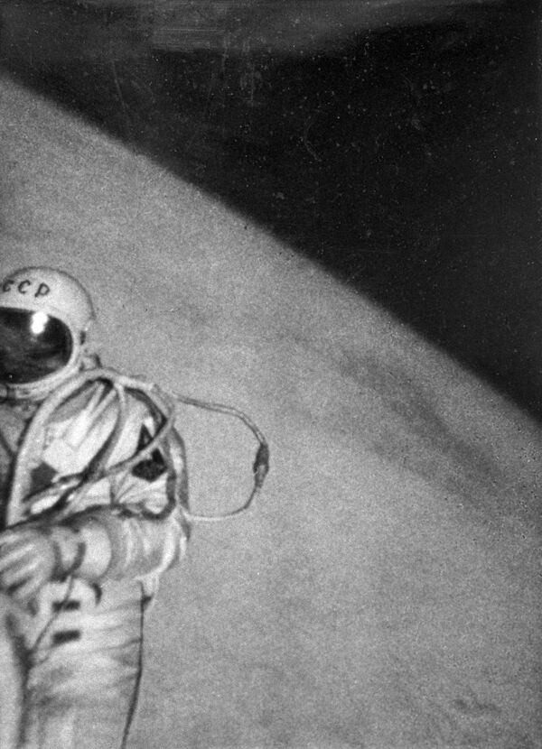 Космонавт Алексей Леонов во время выхода в открытый космос - Sputnik Молдова