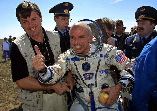 Американский космический турист Деннис Тито отмечает свое приземление недалеко от казахстанского города Аркалык (примерно в 300 километрах от Астаны), 6 мая 2001 года. - Sputnik Молдова