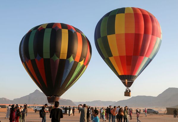 Baloanele sunt lansate în timpul festivalului balonului cu aer cald în deșertul Wadi Rum, Iordania - Sputnik Moldova