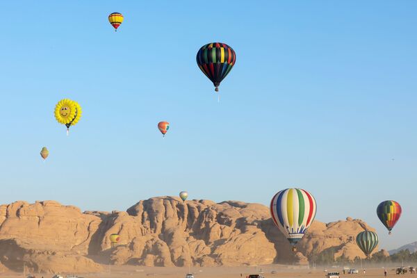 Baloanele cu aer cald zboară în timpul festivalului din deșertul Wadi Rum, Iordania, 1 octombrie 2021 - Sputnik Moldova