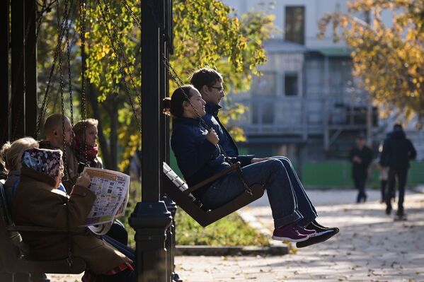 Niște persoane se odihnesc pe teritoriul mănăstirii Novodevicie din Moscova - Sputnik Moldova-România