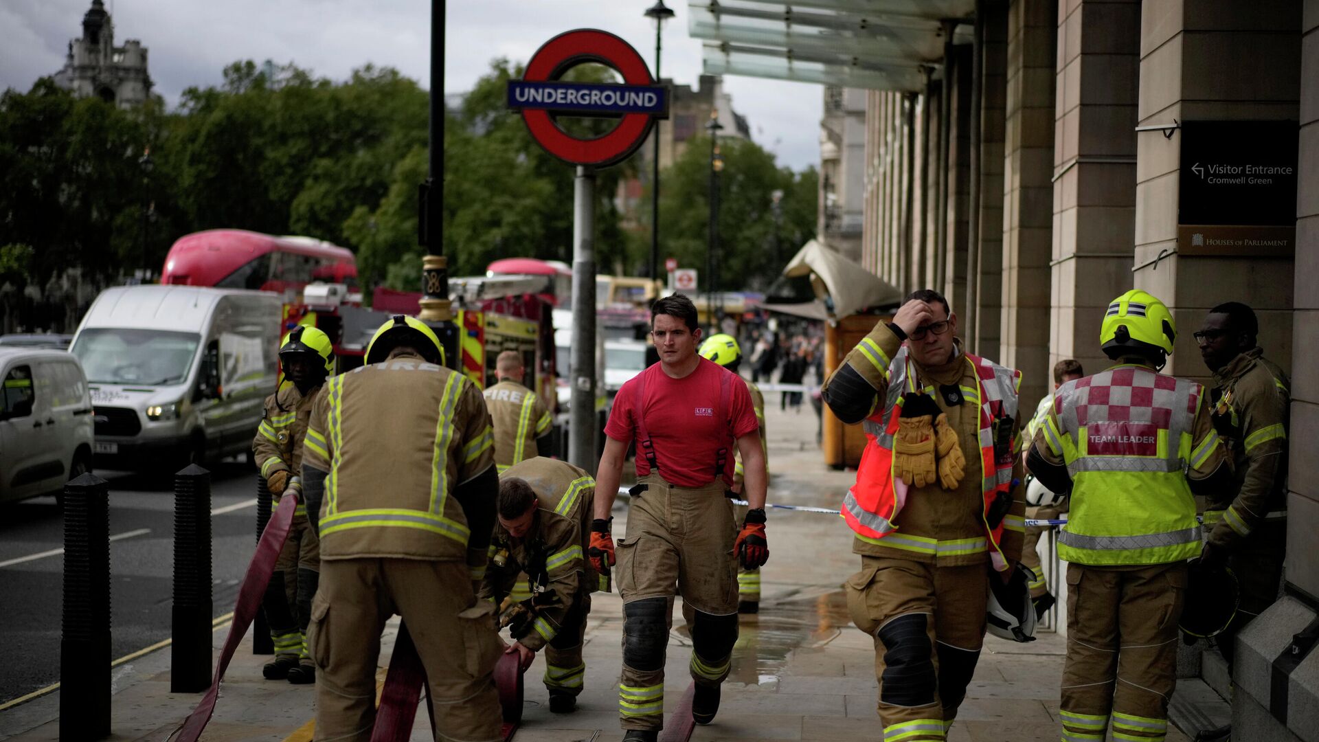 Пожарные собирают шланги после тушения небольшого пожара на станции Вестминстерского метро в Лондоне - Sputnik Moldova, 1920, 05.10.2021
