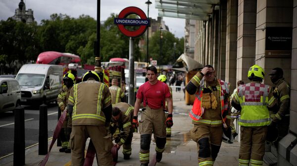 Пожарные собирают шланги после тушения небольшого пожара на станции Вестминстерского метро в Лондоне - Sputnik Moldova-România