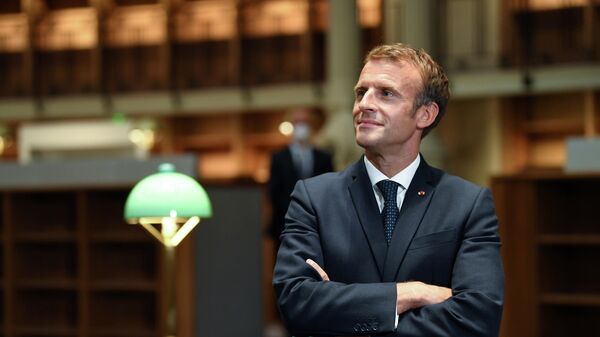 Президент Франции Эммануэль Макрон в Национальной библиотеке в Париже - Sputnik Moldova