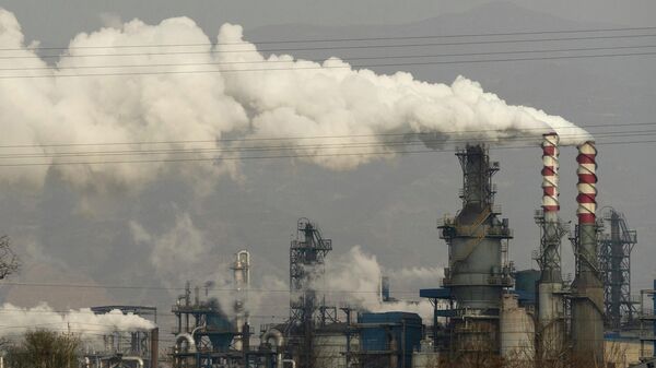 Дым и пар от углеперерабатывающего завода в Хэцзине в провинции Шаньси в центральном Китае - Sputnik Moldova