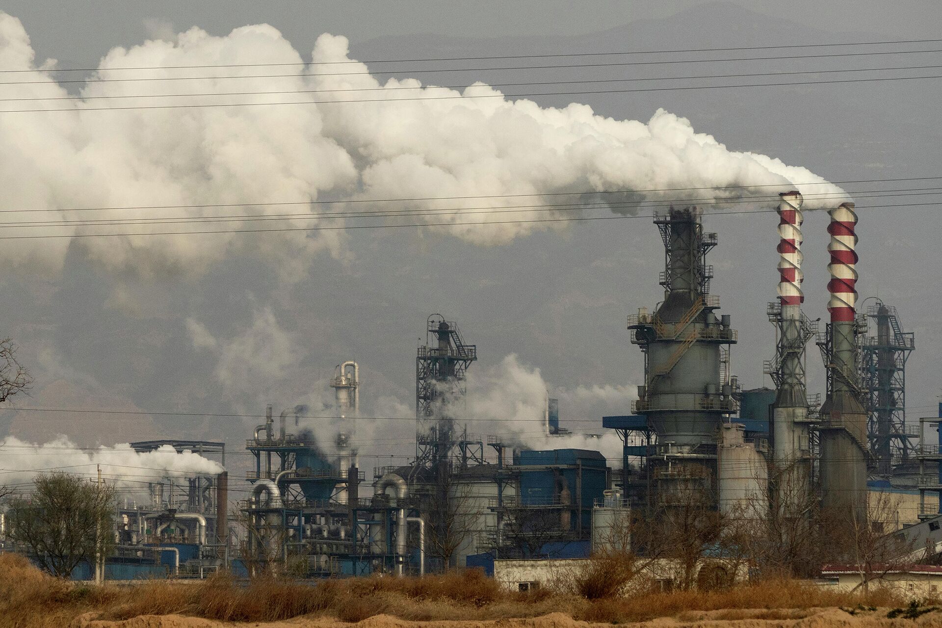 Дым и пар от углеперерабатывающего завода в Хэцзине в провинции Шаньси в центральном Китае - Sputnik Moldova, 1920, 08.10.2021