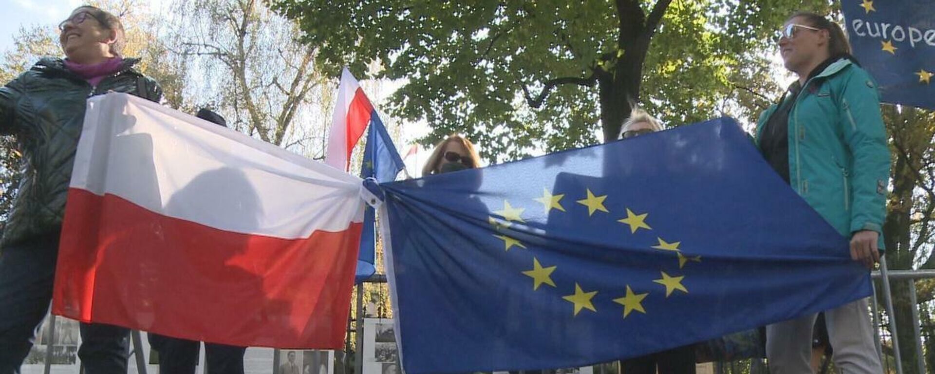 Poland: Protesters demonstrate after Polish highest court says EU laws are unconstitutional - Sputnik Молдова, 1920, 08.10.2021