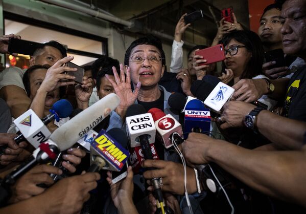 На этой архивной фотографии, сделанной 14 февраля 2019 года, изображена филиппинская журналистка Мария Ресса, которая делает заявление после внесения залога в региональный суд первой инстанции в Маниле.  - Sputnik Молдова
