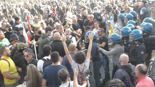 Italy: Chaos hits Rome streets as anti-COVID pass protesters clash with police - Sputnik Moldova-România