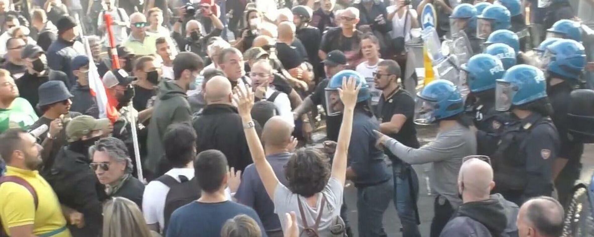 Italy: Chaos hits Rome streets as anti-COVID pass protesters clash with police - Sputnik Moldova-România, 1920, 10.10.2021