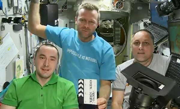 Cosmonautul Piotr Dubrov, regizorul Klim Șipenko și cosmonautul Anton Șkaplerov (de la stânga la dreapta) pe Stația Spațială Internațională. - Sputnik Moldova-România