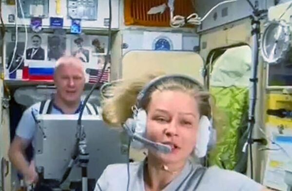 Actrița Iulia Peresild și cosmonautul Oleg Novițki pe Stația Spațială Internațională. - Sputnik Moldova-România