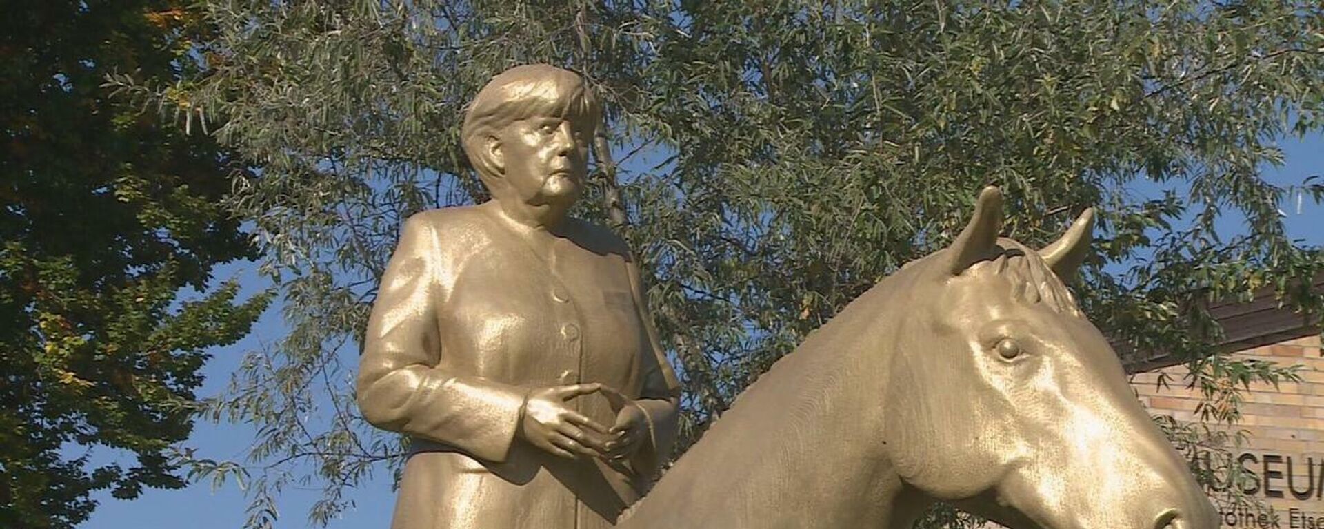 Германия: Золотая статуя Ангелы Меркель на коне появилась в Баварии - Sputnik Молдова, 1920, 11.10.2021