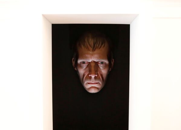 O sculptură intitulată „Locul întunecat” al artistului australian Ron Mueck expusă la galeria Thaddaeus Ropac din Londra, Marea Britanie, 11 octombrie 2021. - Sputnik Moldova