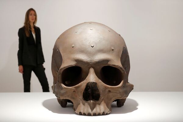 O angajată a galeriei pozează lângă o sculptură intitulată „Greutate moartă” a artistului australian Ron Mueck afișată la galeria Thaddaeus Ropac din Londra, Marea Britanie, 11 octombrie 2021. - Sputnik Moldova