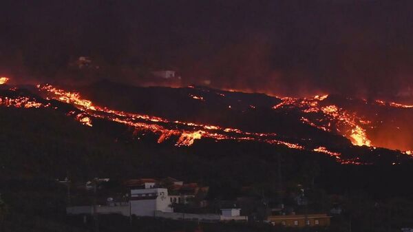 Spain: Lava hits residential, industrial buildings causing fires on La Palma - Sputnik Moldova-România