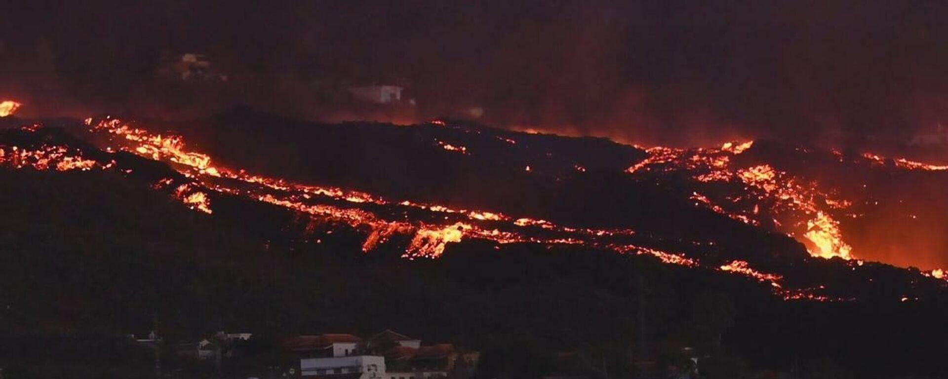 Spain: Lava hits residential, industrial buildings causing fires on La Palma - Sputnik Moldova-România, 1920, 12.10.2021
