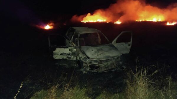 S-a lovit cu mașina de o movilă de pământ și vehiculul a luat foc  - Sputnik Moldova