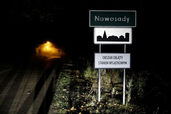 Indicativul rutier cu „Zona acoperită de o stare de urgență” este văzut lângă granița bielorusă-poloneză în Nowosady, Polonia, 12 octombrie 2021. Imagine făcută 12 octombrie 2021. - Sputnik Moldova-România