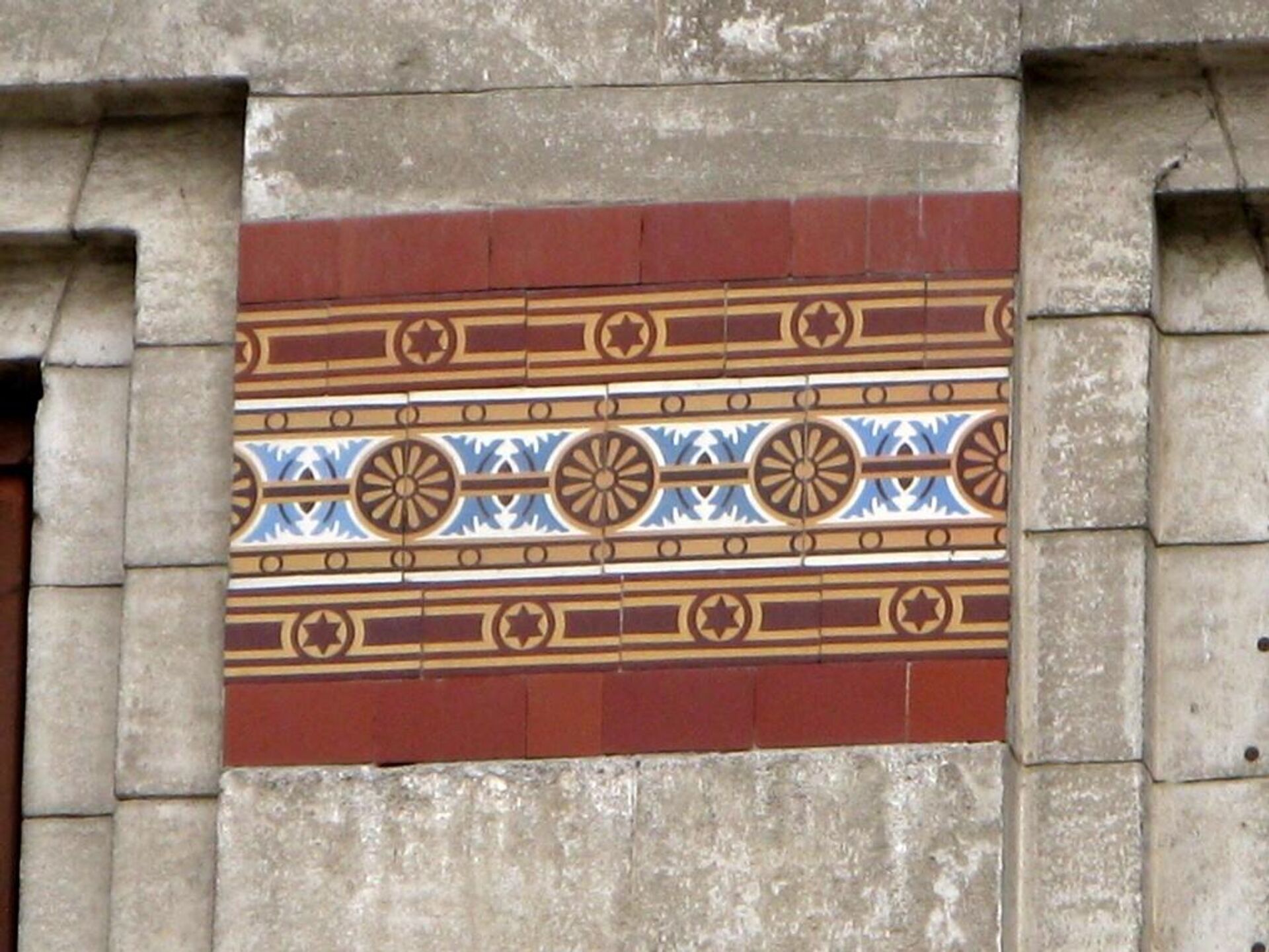 Керамические украшения на здании. Кишинев - Sputnik Молдова, 1920, 16.10.2021