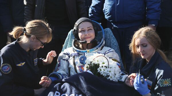 Член съемочной группы фильма Вызов актриса Юлия Пересильд после посадки спускаемого аппарата транспортного пилотируемого корабля Союз МС-18 - Sputnik Молдова