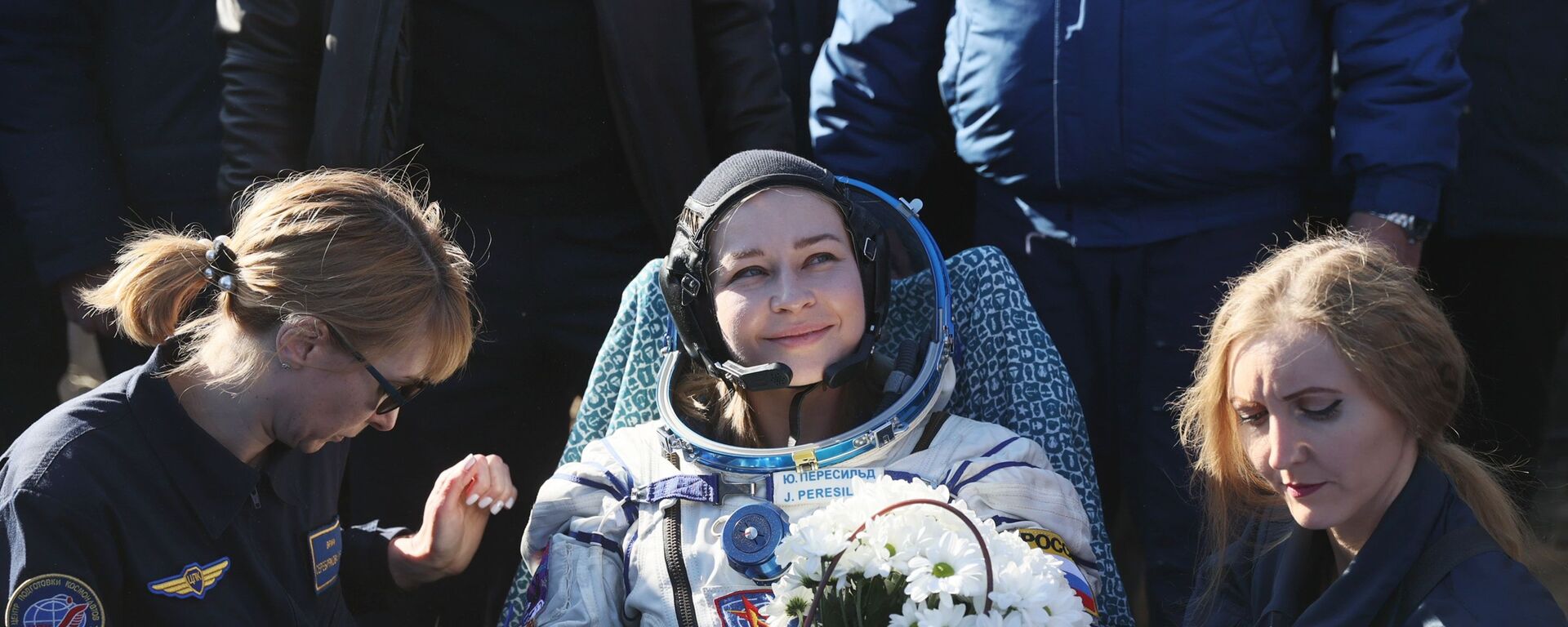 Член съемочной группы фильма Вызов актриса Юлия Пересильд после посадки спускаемого аппарата транспортного пилотируемого корабля Союз МС-18 - Sputnik Молдова, 1920, 17.10.2021