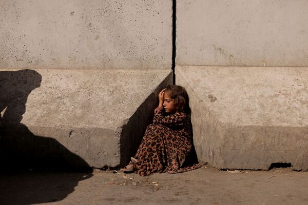 O fată stă între bariere concrete în Kabul, Afganistan, 7 octombrie 2021. - Sputnik Moldova-România