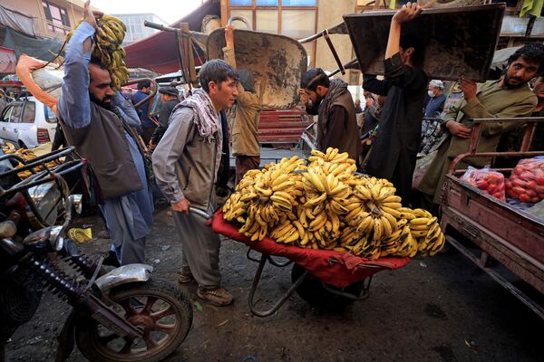 Un bărbat împinge o roabă plină de banane pe piața din Kabul, Afganistan, 18 octombrie 2021. - Sputnik Moldova-România