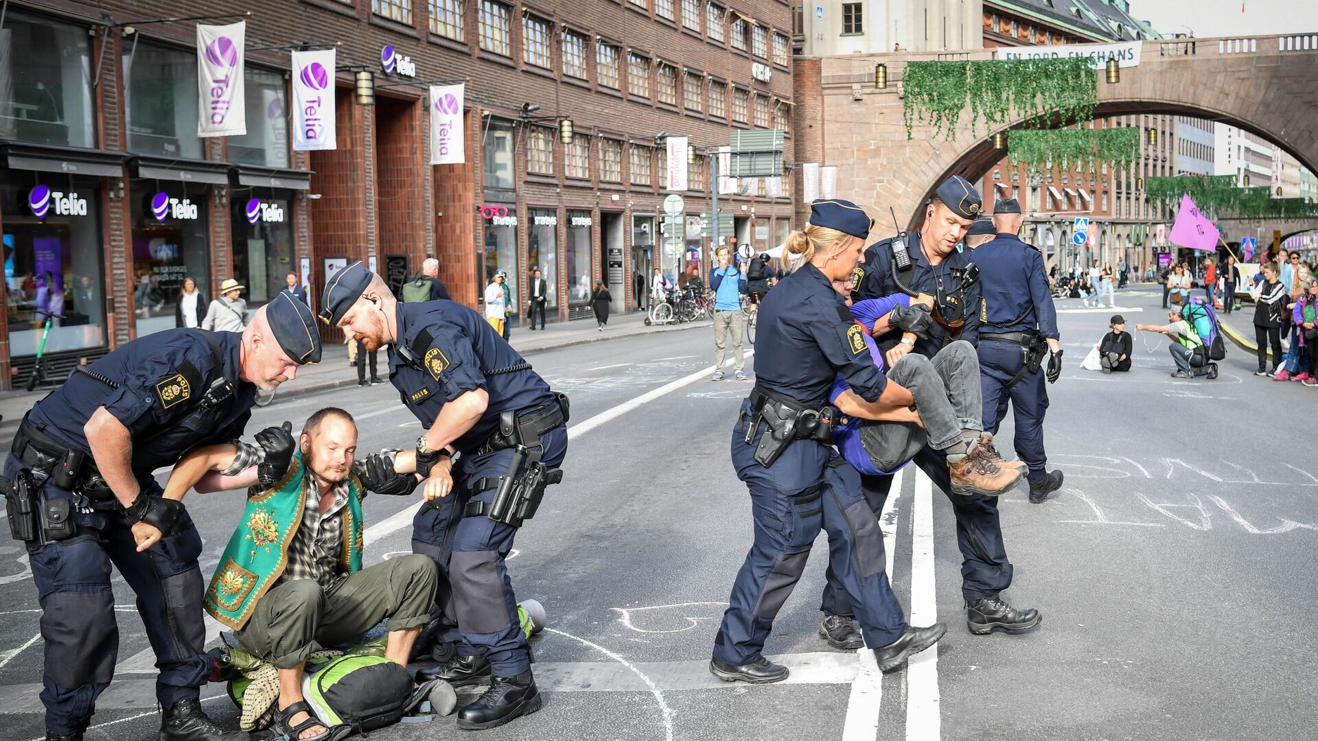
Poliția reține participanții la un protest ecologic în Stockholm, Suedia - Sputnik Moldova, 1920, 18.10.2021