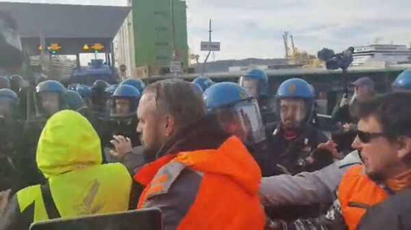 Italy: Police clash with anti-Green Pass protesters in Trieste - Sputnik Moldova-România