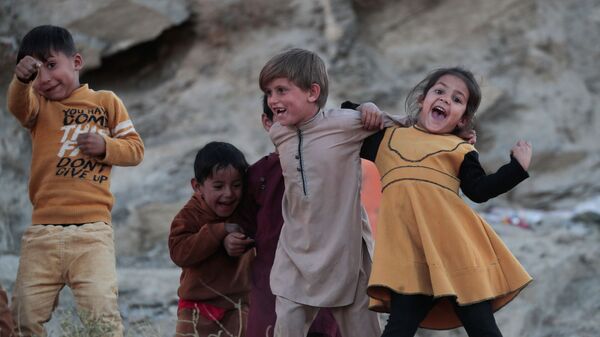 Дети играют возле своего дома в Кабуле - Sputnik Moldova