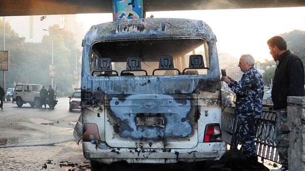 Обгоревший сирийский армейский автобус, который был атакован взрывными устройствами в Дамаске - Sputnik Moldova-România
