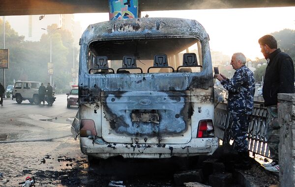 Autobuzul carbonizat în urma unui atac cu bombă în capitala Siriei, Damasc, 20 octombrie 2021. Cel puțin 13 persoane au decedat în urma celui mai sângeros atac din ultimii ani. - Sputnik Moldova-România