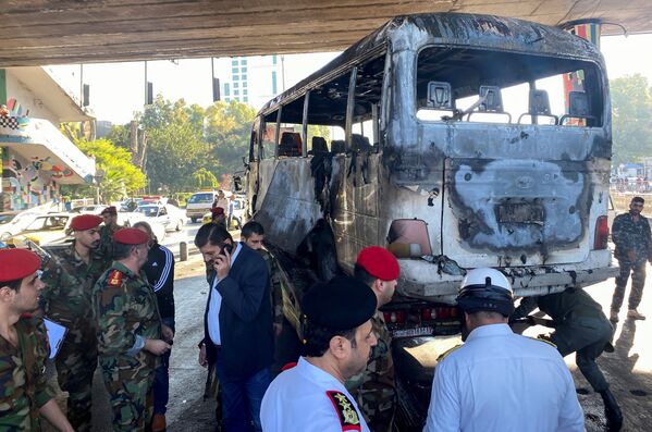 Forțele de securitate siriene inspectează locul în care a avut loc un atentat asupra autocarului armatei în centrul Damascului, 20 octombrie 2021. - Sputnik Moldova-România