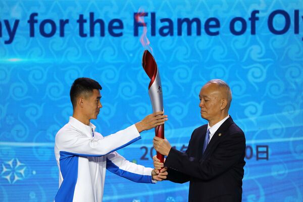 Secretarul Partidului Comunist din Beijing, președintele Comitetului de organizare Beijing 2022, Cai Qi, a primit torță cu flacăra olimpică la ceremonia organizată pe 20 octombrie 2021 la Beijing, China. - Sputnik Moldova