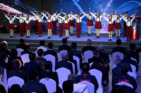 Copiii cântă pe scenă în timpul ceremoniei dedicate aducerii flăcării înainte de Jocurile Olimpice de iarnă de la Beijing 2022, în holul Turnului Olimpic din Beijing, pe 20 octombrie 2021. - Sputnik Moldova