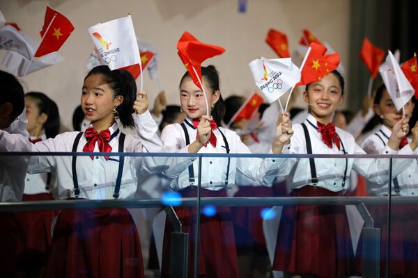 Copiii flutură drapelele Chinei și cele olimpice la ceremonia de întâmpinare a flăcării olimpice pentru Jocurile de iarnă de la Beijing 2022 - Beijing, China, 20 octombrie 2021. - Sputnik Moldova