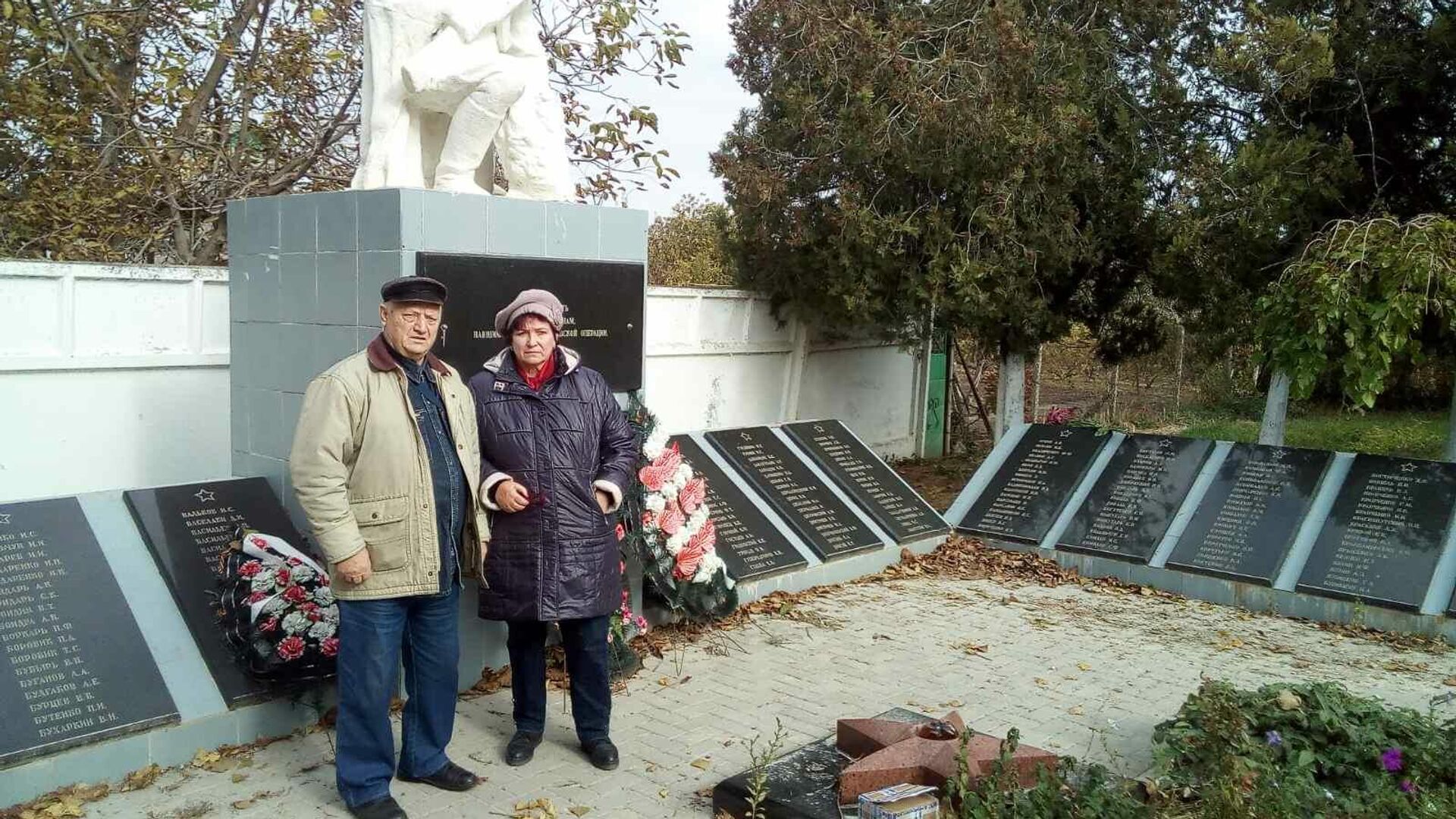 Николай и Надежда Томаровы у памятника в селе Грэдиница - Sputnik Молдова, 1920, 20.10.2021