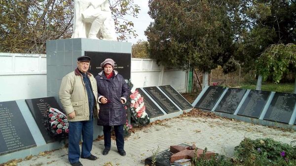 Николай и Надежда Томаровы у памятника в селе Грэдиница - Sputnik Молдова